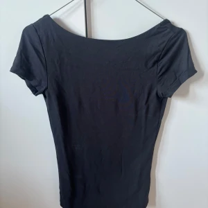 Rygglös topp  - Säljer min grå rygglösa topp ifrån ginatricot. Knappt använd🥰