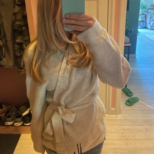 Beige kofta - En jättefin beige kofta som går att ha på två olika sätt, se första och andra bilden! Den är i jättebra skick🩷kom privat för fler bilder, frågor osv 