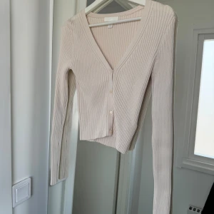 Beige tröja/kofta från HM  - Beige tröja/kofta från HM i storlek S💞