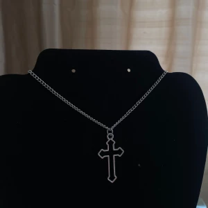 Silverfärgat halsband med kors - Snyggt och stilrent halsband i silverfärg med ett korshänge. Perfekt för både vardag och finare tillfällen . 