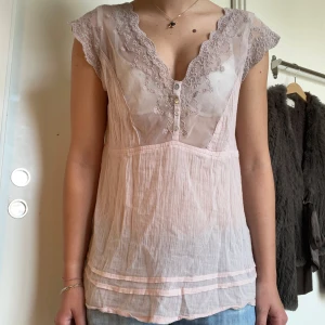 Rosa blus - Söt rosa blus med spets uptill, har även några knappar längst upp, skriv vid frågor eller fler bilder💓