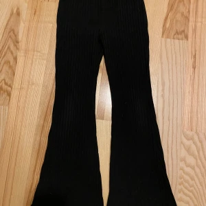 Ribbad jazzbyxa  - Storlek 134 (9 år). Begagnat skick.  Katt finns i hemmet (allergivänlig ras). Kolla gärna in mina andra annonser för samfrakt !