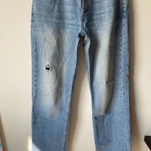 Ljusblå jeans från G Perfect Jeans - Säljer ett par ljusblå jeans från G Perfect Jeans i storlek 36. De har en cool slitning på framsidan av benet och en mindre på bakfickan. Perfekta för en avslappnad look! 🕶️