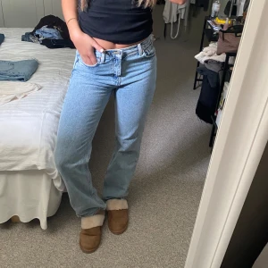 Ljusblå jeans mango - Ljusblåa jeans från mango i en rak modell, ganska breda nedtill och lågmidjade. Så snygg ljus tvätt och går till hälarna på mig som är 170cm lång. 