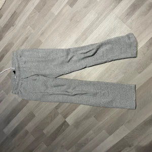 Mjukis byxor - Mjukisbyxor champion, något använda, märket är dock slitet annars fina. Säljs pågrund av garderob rensning! Hör av dig vid funderingar!😁