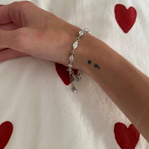 Silverfärgat armband med glittriga stenar - Säljer ett superfint silverfärgat armband med glittriga stenar. Armbandet har en elegant design med ovala stenar som ger en lyxig känsla. Perfekt för fest eller en speciell kväll! 🤍