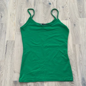 Linne  - Använd ungefär 10 ggr typ och är i stort sett nytt. Kommer ej till användning då linnen inte fångar mitt intresse!🎀