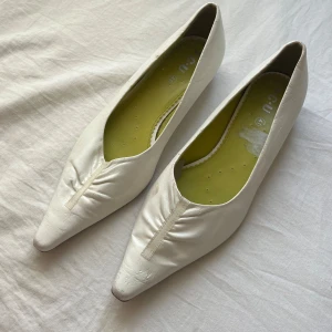 Vit ballerinaskor  - Vita ballerinaskor med spetsig tå