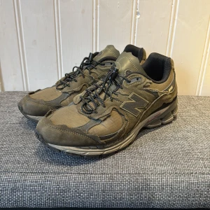 New Balance 2002R Protection Pack - Tjena Säljer dessa skorna från New Balances Protection Pack De är jättebra skick och jag har knappt använt dem. Skorna kommer i original låda  Grön färg med en distressed look Storlek 43 Vid frågor eller intresse skriv!