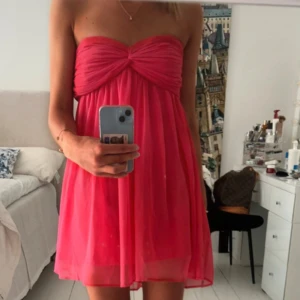Rosa klänning från Paris  -  Väldigt bra skick  används fåtal gånger 