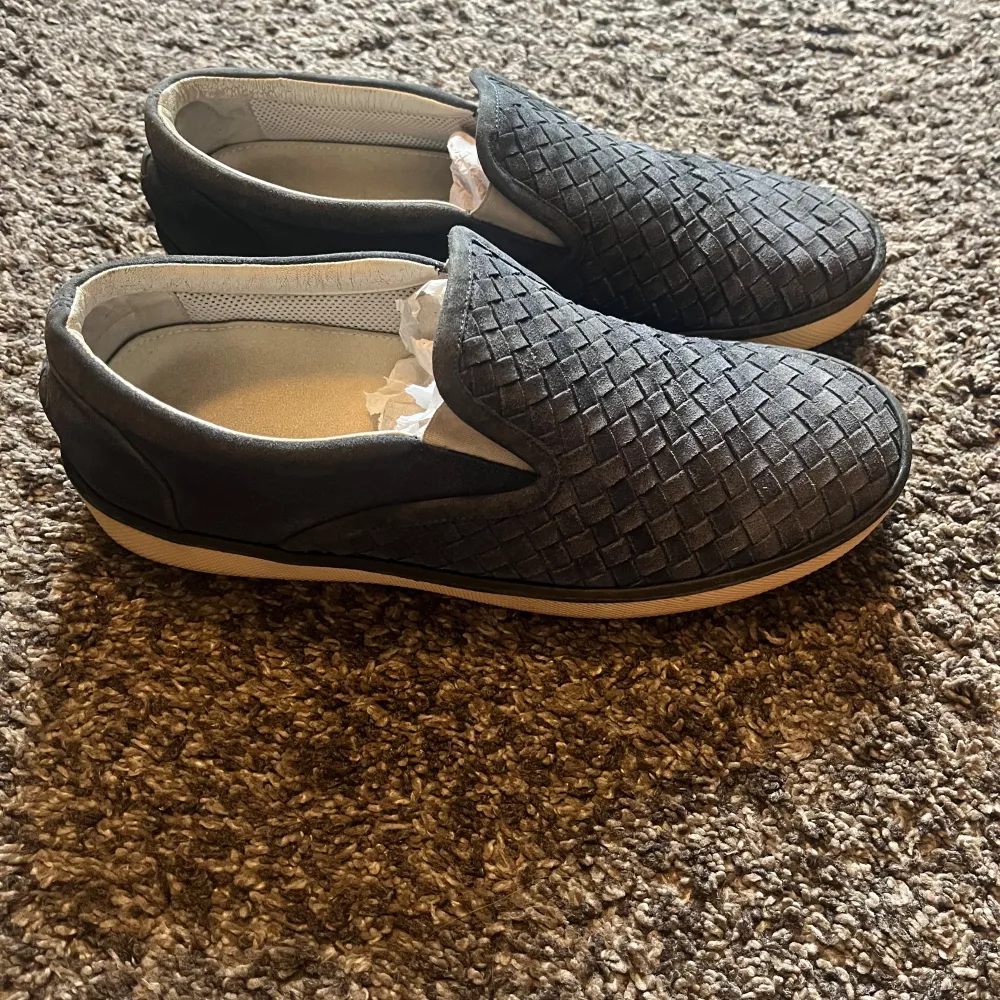 Bottega Venete slip on i storlek 43. Bra men använt skick.. Skor.