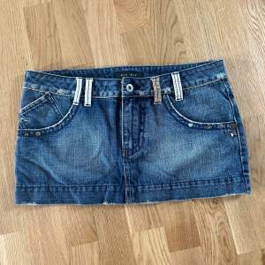 Säljer nu denna snygga vintage jeanskjol. Både kort och lågmidjad, med flera snygga detaljer.  