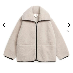 Jacka Arket - Så fin pile jacka från Arket som jag verkligen tycker om men den kommer tyvärr inte till användning för har flera andra☺️nypris 1500kr, pris kan diskuteras vid snabb affär!