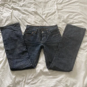 Vintage lågmidjade flare jeans - Säljer då de är för små i höfterna. De är i fint skick. Måtten kommer här. Midja rakt över: 33 cm, höft rakt över: 42 cm, innerbenslängd: 77 cm, ben längst ner: 21 cm, lårbredd: 24 cm, grenhöjd: 20 cm. Kontakta mig vid frågor. Köp nu är på!🫶🏻