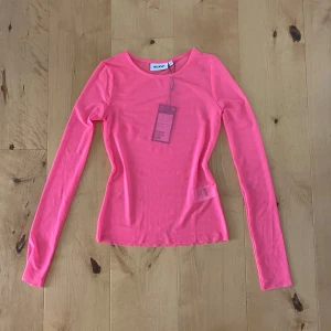 Weekday topp - Oanvänd neonrosa meshtopp från Weekday, prislapp kvar ⭐️