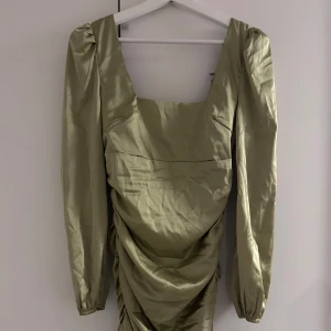 Satin klänning - Säljer denna fina satinklänninh, aldrig använt. Köpt från Asos har prislappen på. 