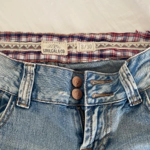 Low waist shorts - Jättesnygga jeansshorts som är för stora för mig, står storlek 8/30 men skulle säga att dem passar storlek S  Framfickorna är ihåliga (se sista bild)