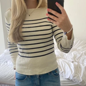 Randig tröja - Randig långärmad tröja. Oklar kring storleken men skulle tippa på xs-s