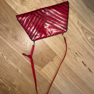 Röd handväska - Jättefin röd handväska från märket Cora Jacobs. Säljs vintage för runt 500kr. Mycket gott skick😍