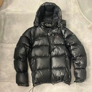  Ralph Lauren Jacka - Säljer min snygga vinterjacka, den är i bra skick💓 skriv för bilder  (Inte mina bilder!! men likadan jacka som på bilderna)