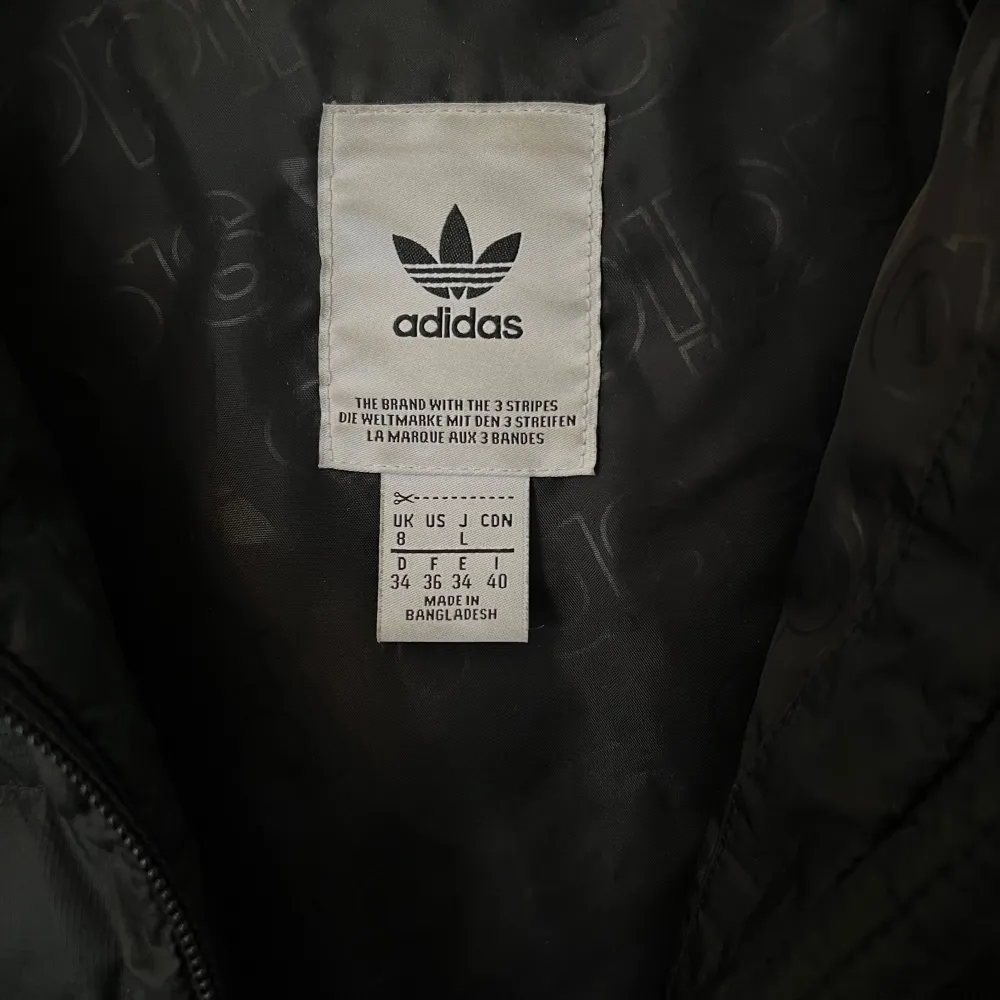 Säljer nu min adidas jacka då den inte kommer till användning längre. Den är använd två vintrar men är i väldigt fint skick. Nypris 1400kr-1500kr. Vi frågor så får du gärna höra av dig!💕. Takit.