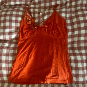 Vintage linne - Orange söt linne med fina detaljer på ena sidan (se bild 2)! Älskar den men den är för stor för mig som har storlek XS. 