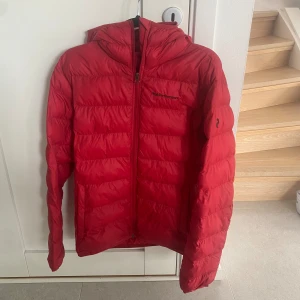 Höstjacka Peak Performance  - Säljer min röda höstjacka i dun från Peak Performance i Storlek Medium. 