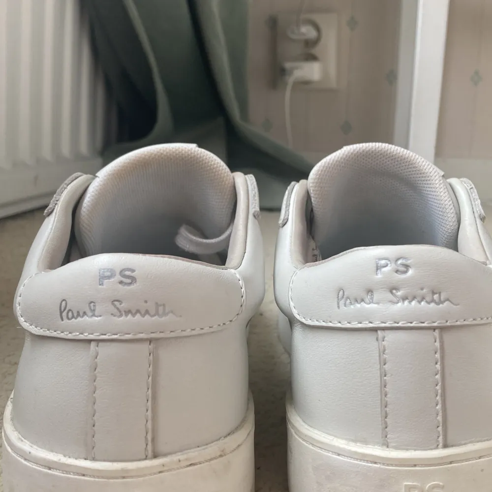 Min pappa hade ett par gamla Paul Smith sneakers i storlek 40. (Orginal pris cirka 1500)  Väl använda men har inte kommit till användning på senaste tiden, har haft de i ungefär 2 år! Pris kan diskuteras. Skor.