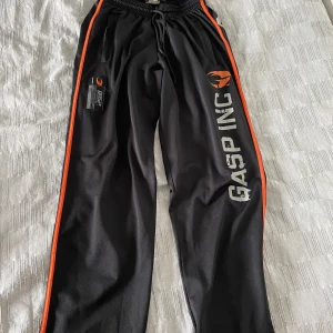 Träningsbyxor GASPs No. 89 - Riktigt sköna o snygga träningsbyxor i bra skick, storlek S men passar nog M också. Nypris 899kr.