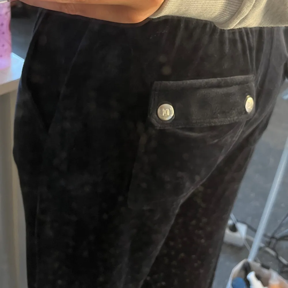 Så fina mörkblå juicy mjukisbyxor som tyvärr är för stora på mig. Bra skick💙. Jeans & Byxor.