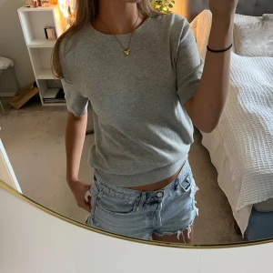 Stickad t-shirt  - Säljer denna fina tröja från zara💕