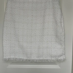 Classy vit kjol med guld  - Blandning mellan mini och midi. Säljer den för att den är lite låns för min smak