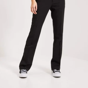 Kostym byxor - Säljer mina super snygg kostym byxor från Nelly pågrund av att det har blivit för små för mig. Köpte för 700kr