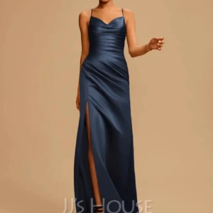 Balklänning - Jättefin marinblå balklänning från JJ house, endast använd 1 gång hos mig och mycket fint skick. Pris kan diskuteras 