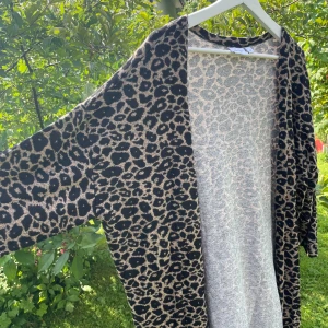 Leopardmönstrad cardigan från Saint Tropez - Säljer en supercool leopardmönstrad kofta från Saint Tropez i storlek M. Den är perfekt för att ge din outfit en extra edge! Materialet är mjukt och bekvämt, och den har trekvarts  ärmar. Passar perfekt för höst och vår. 74% viscose,  22% polyester o 4% elastane.