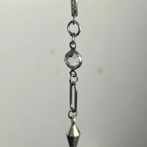 Silverfärgat örhänge med kristalldetalj - Säljer detta super fina örhänge som jag själv gör. Det är helt perfekt för alla tillfällen och gjort i rostfritt stål💕