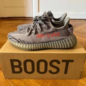 Yeezy Boost 350 V2 ”Beluga 2.0” - Yeezy 350 Beluga 2.0 i storlek 42 2/3 (US 9). Använda ute 1 gång så är så gott som nya (se sulor). Fabriksdefekt på ena innersulan där det inte är något tryck. Orderbekräftelse från Adidas kan skickas digitalt vid förfrågan.