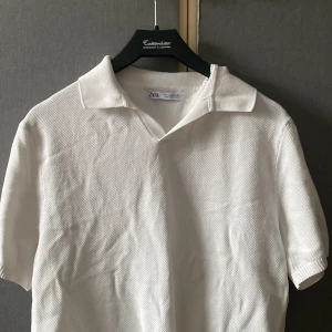 Zara piké  - Säljer Zara piké i princip nytt skick då den inte passar mig.  Storlek M  Skickas spårbart/ mötes upp  