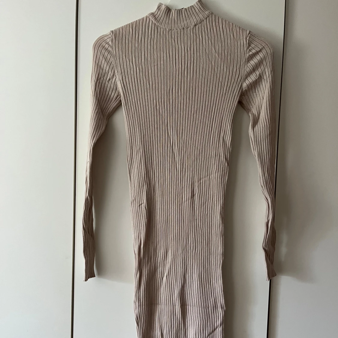 Beige ribbad klänning från Amisu