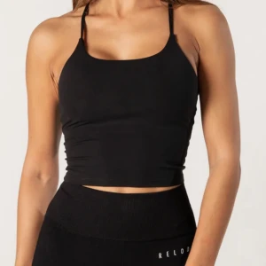 Relode träningstopp - Supersnyggt kortare träningslinne från Relode, modellen ”Core Singlet Top”. Linnet är vadderat i bysten och helt oanvänd! Storlek XS