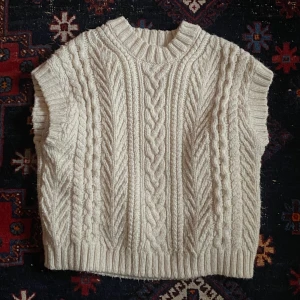mysig stickad väst  - etiketten säger storlek S men man skulle kunna sätta M på den 