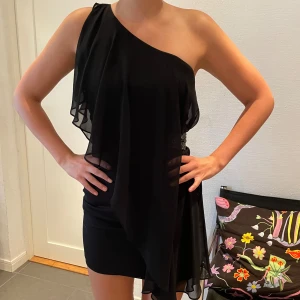 Festklänning  - Så fin festklänning från Forever New!🤍 Den har en paljettdetalj i sidan som jag älskar🙏🏻