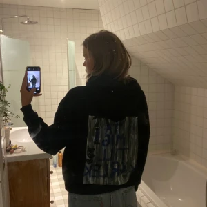 Hoodie med tryck - Svart handmålad hoodie i helt nyskick  Hoodien är från bikbok men jag har målat själv