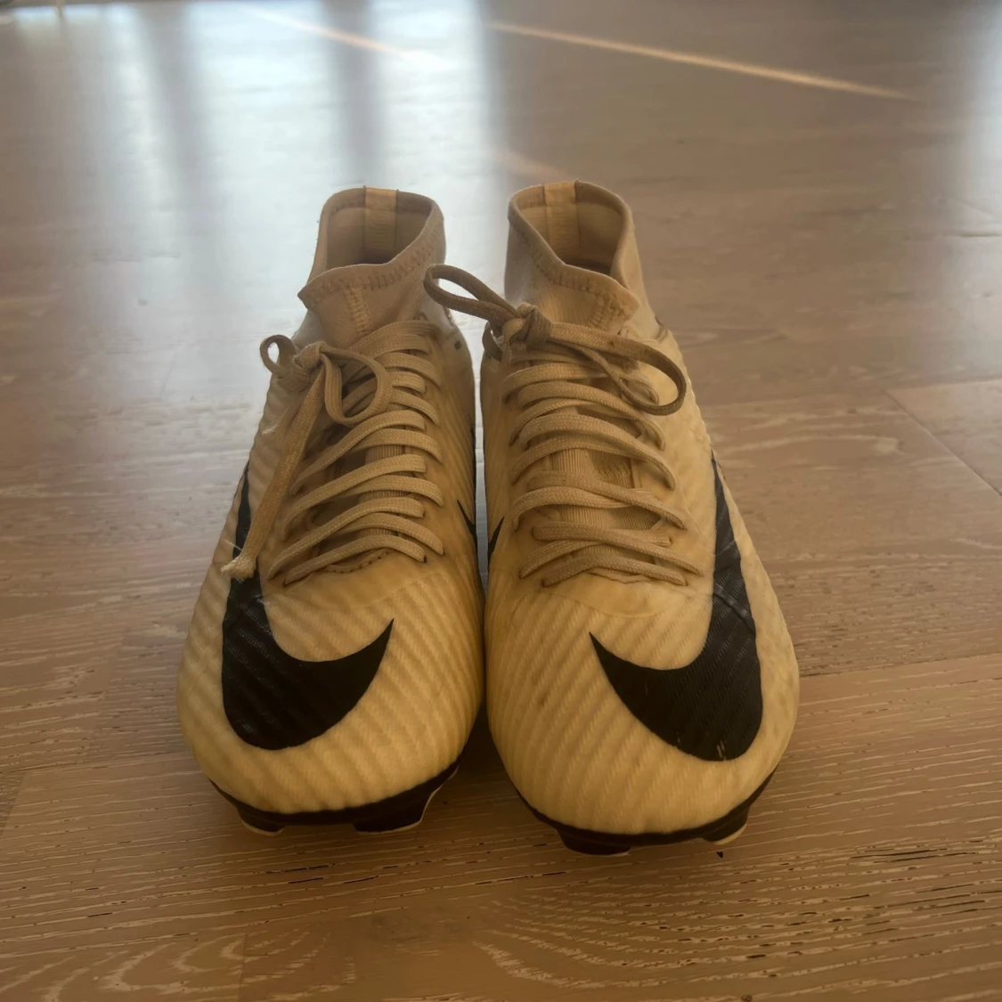 Beige Nike mercurial fotbollsskor