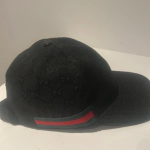 Svart gucci keps  - Snygg gucci keps. Har ingen äktenskapsbevis så de är därför den e billig. Vid mer frågor skriv och pis kan diskuteras! 