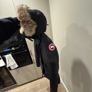 Canada goose jacka - Äkta Canada Goose jacka. Den är i bra skick och varsamt använd