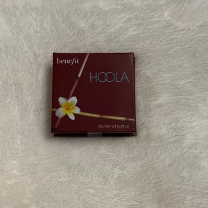 Hoola Bronzer från Benefit - Säljer en Hoola Bronzer från Benefit. Den kommer i en kompakt förpackning med spegel och är helt ny och oanvänd. Ny pris på sephora 479kr.