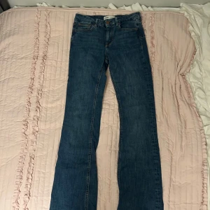Blå bootcut jeans - Snygga blå bootcut jeans med låg/mid waist❤️