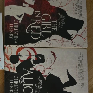 The Girl in Red och Alice av Christina Henry - Två böcker av Christina Henry: 'The Girl in Red' och 'Alice'. Omslagen har en mörk och mystisk design med silhuetter och röda detaljer. Perfekt för dig som gillar spännande och fantasifulla berättelser.