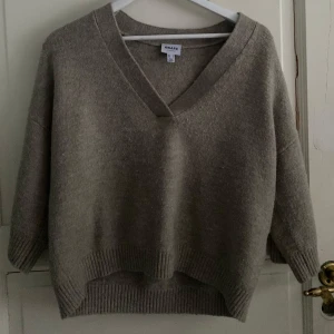 Beige tröja från Aware by Vero Moda - Säljer en mysig beige tröja från Aware by Vero Moda. Tröjan har en v-ringad design och trekvartsärmar, perfekt för en avslappnad stil. Den är tillverkad i ett mjukt material som ger en skön känsla. Säljer pågrund av att den e lite stor i storleken❤️